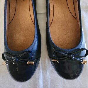 LIKE NEW! VIONIC SIZE 8M  NAVY BLUE  MINNA LEATHER W/TOE CAP & BOW